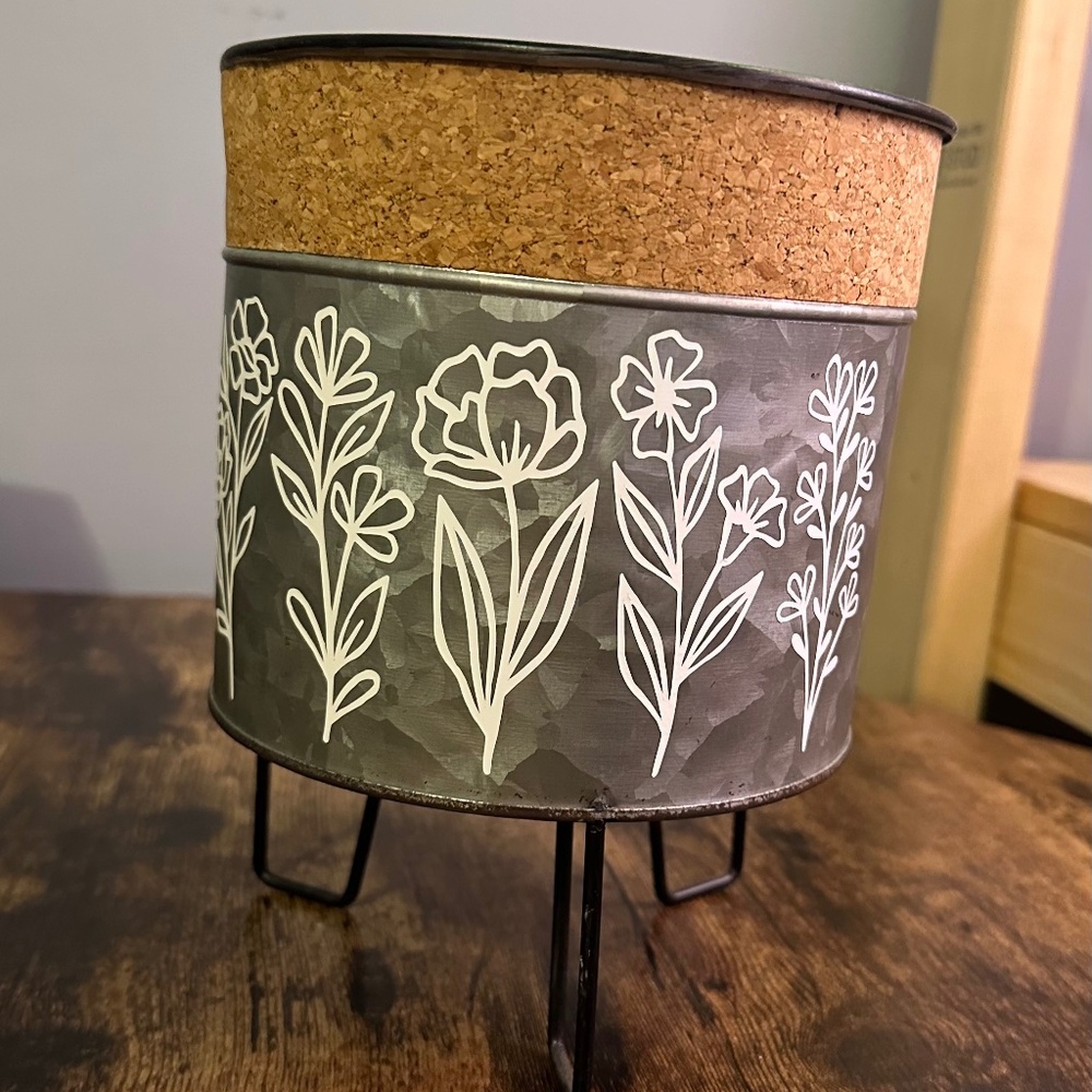 Galvanized Flower Pot Stand with Flowers, Tin Stand with Cork for Potted Plants